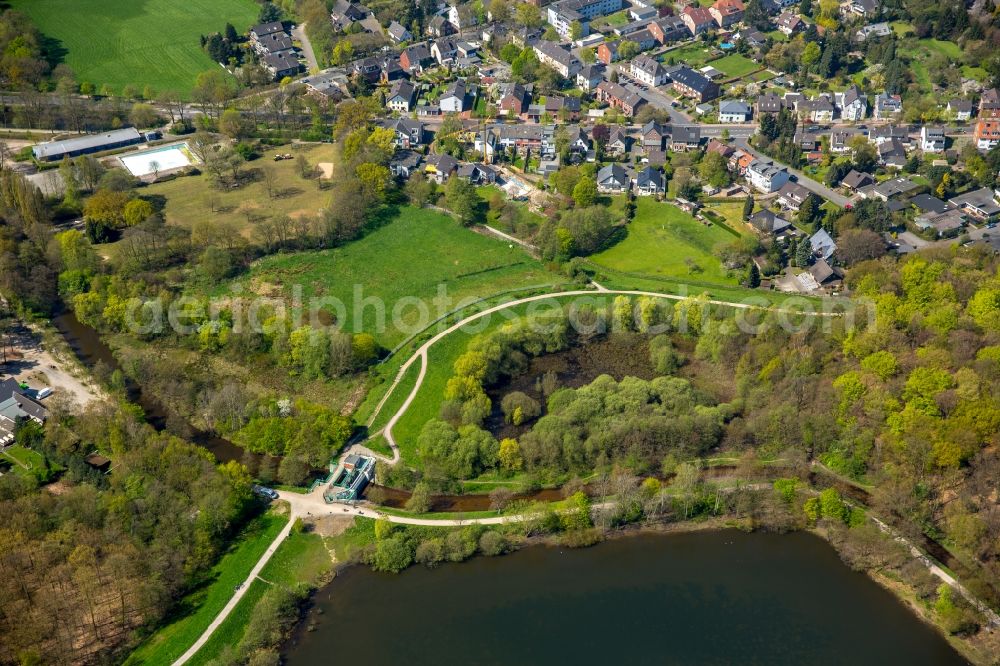 Dinslaken from the bird's eye view: Weir on the banks of the flux flow Rotbach at the Rotbach lake in Dinslaken in the state North Rhine-Westphalia