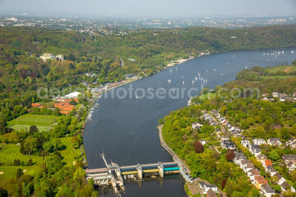 Essen from the bird's eye view: Weir on the banks of the flux flow Ruhr - Lake Baldeneysee Stauwehr in Essen in the state North Rhine-Westphalia