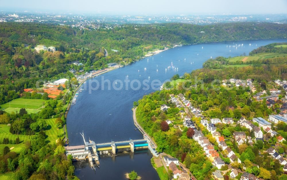 Aerial image Essen - Weir on the banks of the flux flow Ruhr - Lake Baldeneysee Stauwehr in Essen in the state North Rhine-Westphalia