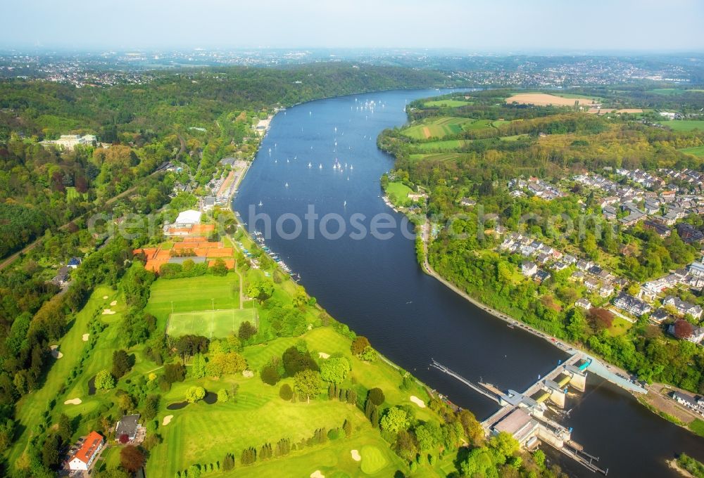 Aerial photograph Essen - Weir on the banks of the flux flow Ruhr - Lake Baldeneysee Stauwehr in Essen in the state North Rhine-Westphalia