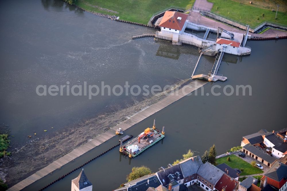 Aerial image Calbe (Saale) - Weir on the banks of the flux flow Saale in Calbe (Saale) in the state Saxony-Anhalt, Germany