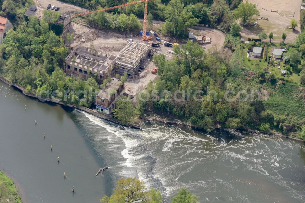 Halle (Saale) from the bird's eye view: Weir on the banks of the flux flow Saale in Halle (Saale) in the state Saxony-Anhalt