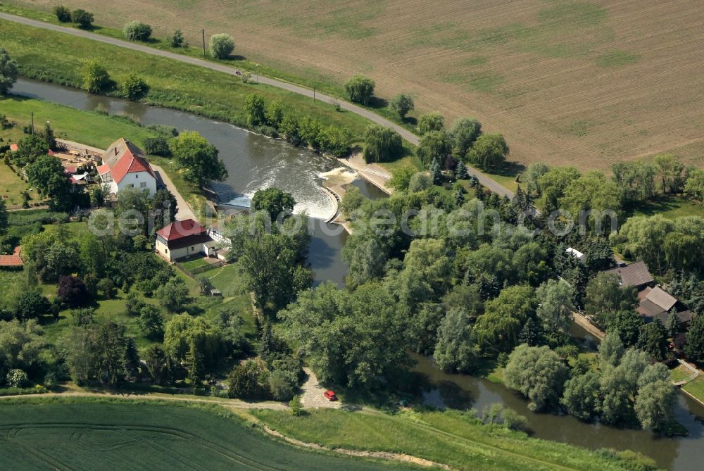 Kalbsrieth from the bird's eye view: Weir on the banks of the flux flow Unstrut on Oberdorf in the district Ritteburg in Kalbsrieth in the state Thuringia, Germany