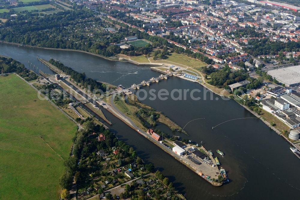 Aerial photograph Bremen - Weir on the banks of the flux flow Weser in Bremen in Germany