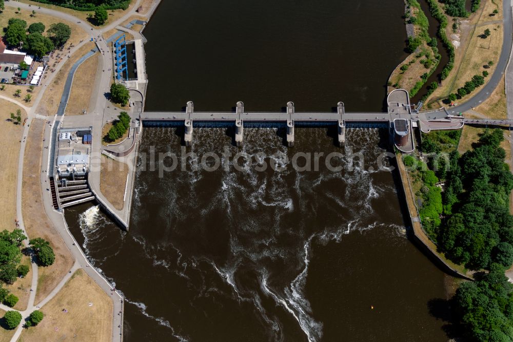 Aerial photograph Bremen - Weir on the banks of the flux flow Weser in Bremen in Germany