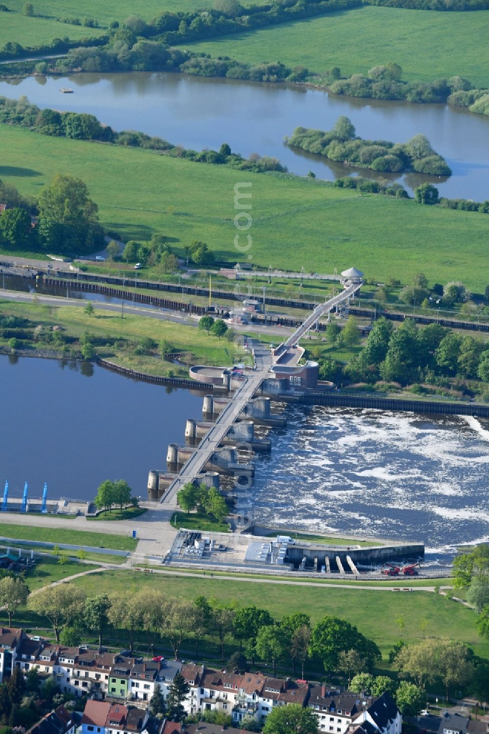 Aerial photograph Bremen - Weir on the banks of the flux flow Weser in Bremen, Germany