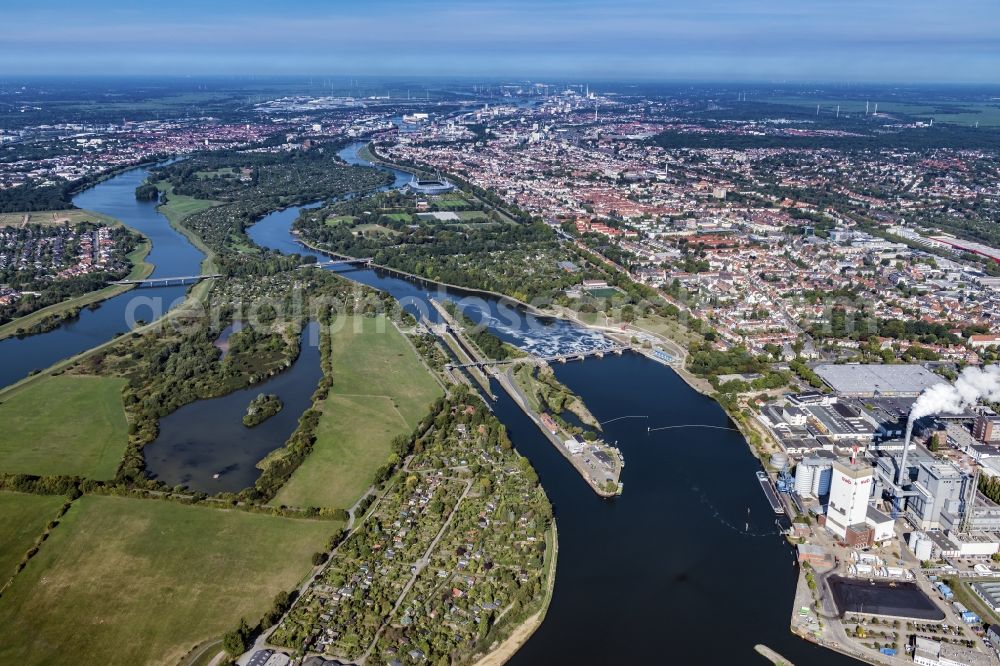 Bremen from the bird's eye view: Weir on the banks of the flux flow Weser in the district Hastedt in Bremen, Germany