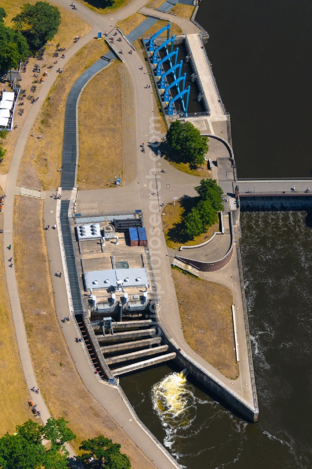 Aerial image Bremen - Weir on the banks of the flux flow Weser in Bremen, Germany