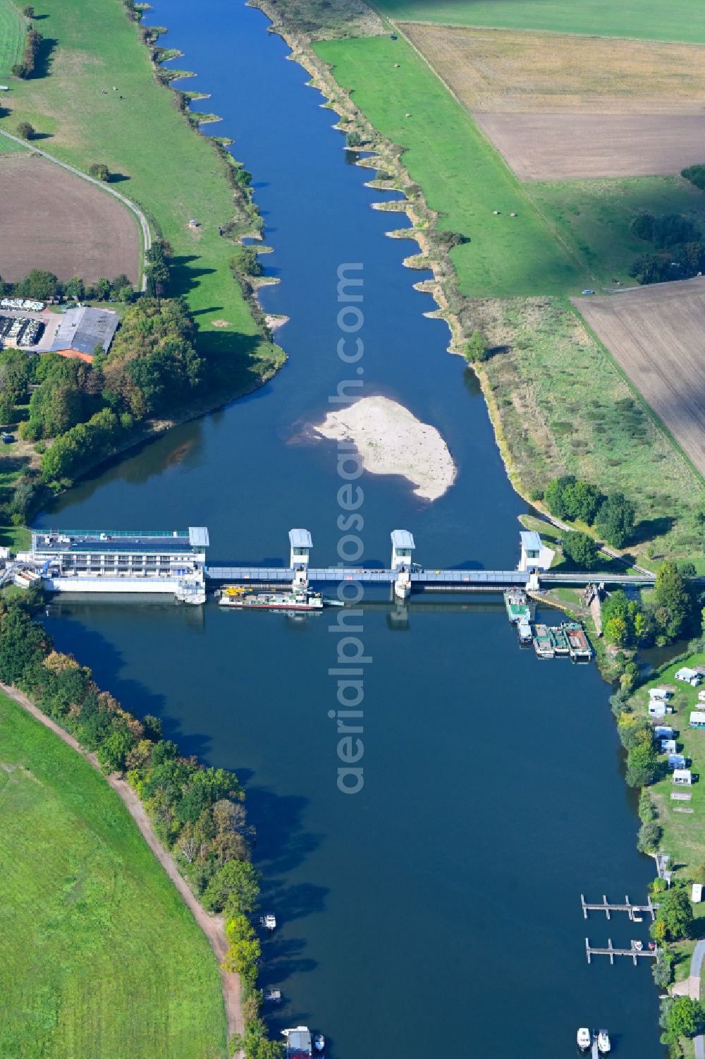 Petershagen from the bird's eye view: Weir on the banks of the flux flow of the Weser river in the district Lahde in Petershagen in the state North Rhine-Westphalia, Germany