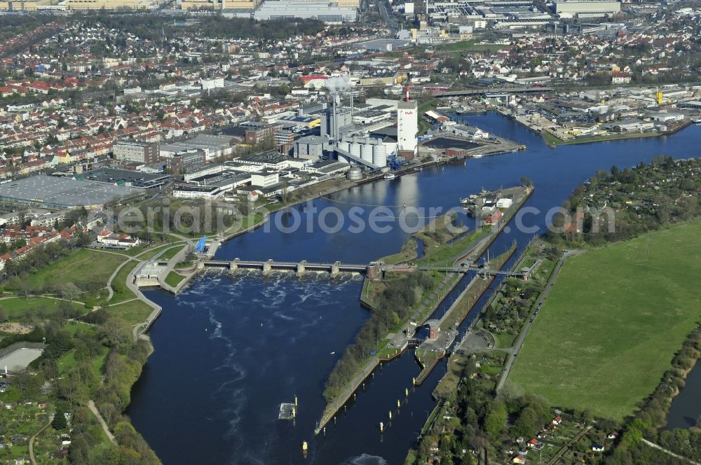 Aerial photograph Bremen - Weir on the banks of the flux flow Weser in Bremen in Germany