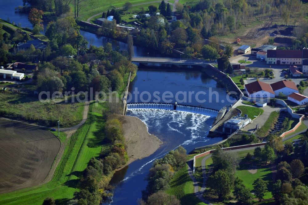 Raguhn from the bird's eye view: Dam and weir on the River Mulde in Raguhn in the state of Saxony-Anhalt