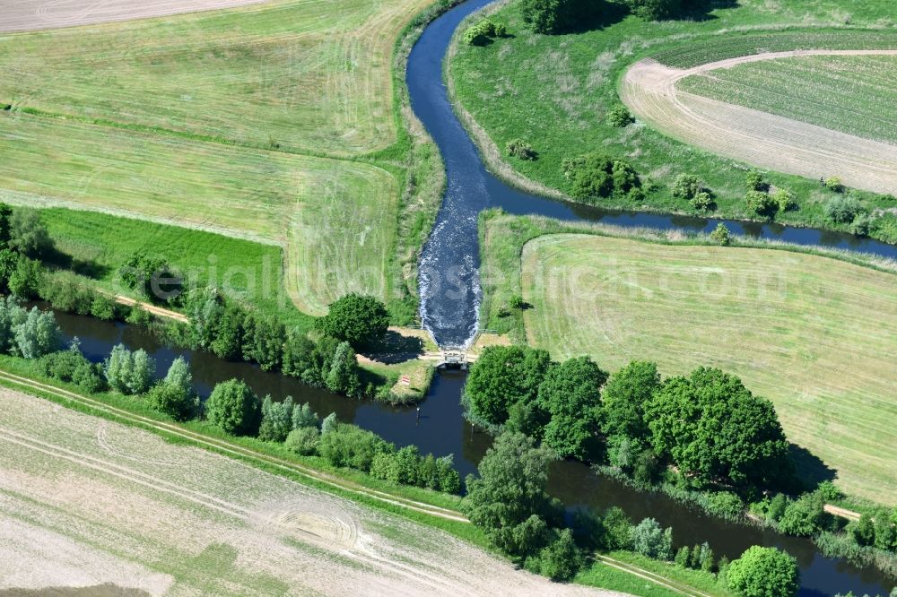 Neuburg from the bird's eye view: Weir on the banks of the flux flow Mueritz-Elde Wasserstrasse in Neuburg in the state Mecklenburg - Western Pomerania, Germany