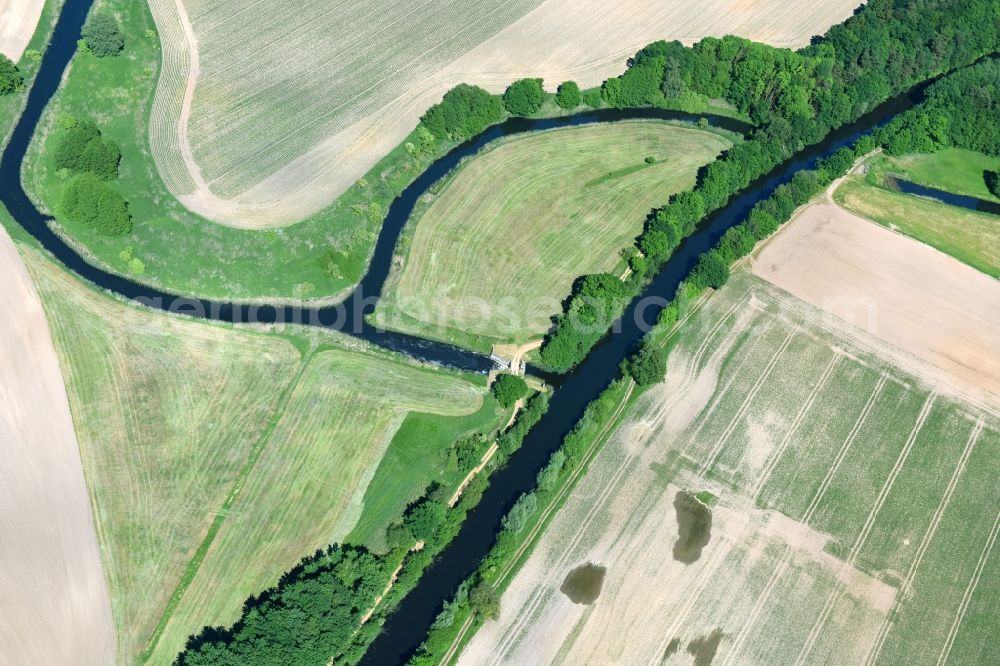 Neuburg from the bird's eye view: Weir on the banks of the flux flow Mueritz-Elde Wasserstrasse in Neuburg in the state Mecklenburg - Western Pomerania, Germany