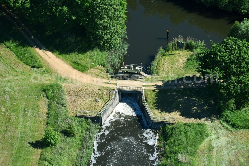 Aerial image Neuburg - Weir on the banks of the flux flow Mueritz-Elde Wasserstrasse in Neuburg in the state Mecklenburg - Western Pomerania, Germany