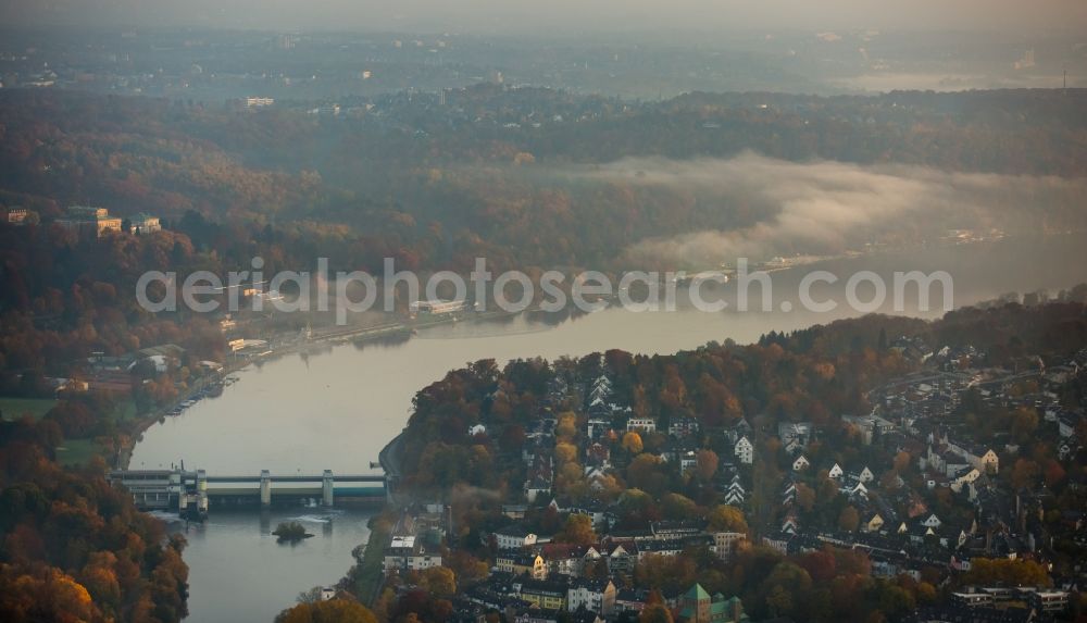 Aerial image Essen - Dam and shore areas at the lake Baldeneysee in the Werden part of Essen in the state of North Rhine-Westphalia. View of the autumnal landscape and the surrounding area of the lake