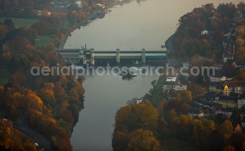 Aerial photograph Essen - Dam and shore areas at the lake Baldeneysee in the Werden part of Essen in the state of North Rhine-Westphalia. View of the autumnal landscape and the surrounding area of the lake