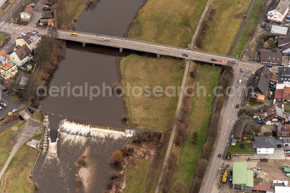 Gengenbach from the bird's eye view: Weir on the banks of the flux flow Kinzigwehr in Gengenbach in the state Baden-Wuerttemberg, Germany