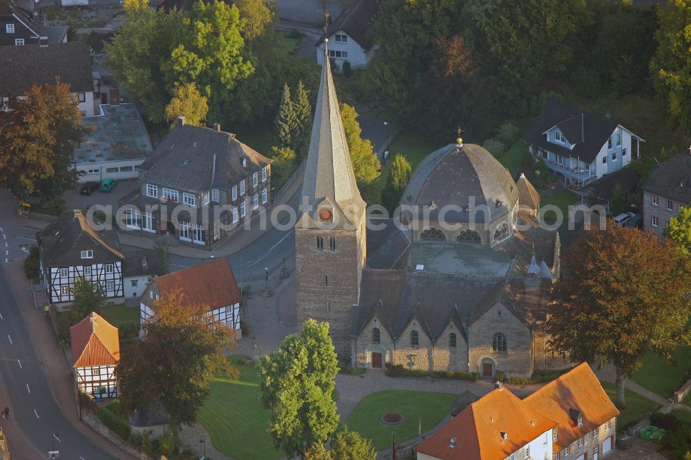 Balve from above - Blick auf die St.-Blasius-Kirche in Balve. Die katholische Pfarrkirche besteht aus einem romanischen Teil aus dem 10. bis 12. Jahrhundert und einem neoromanischen Anbau aus dem 19. Jahrhundert. View of the St. Blaise Church in Balve. The Catholic Church is partly Romanesque from the 10th to 12th Century. An neo-Romanesque extension was built in the 19th Century.