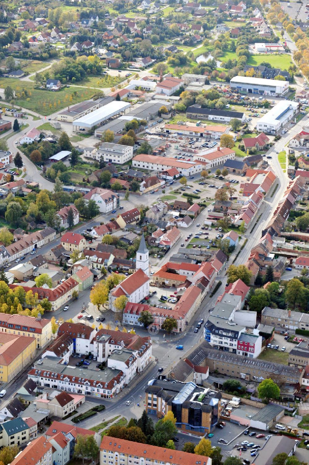 Aerial image Seelow - Stadtansicht von Seelow an der Berliner Straße Ecke Frankfurter Straße mit der Stadt-Kirche am Puschkinplatz. City scape of Seelow at the street Berliner Strasse and Frankfurter Strasse close by the church at the publice square Puschkinplatz.