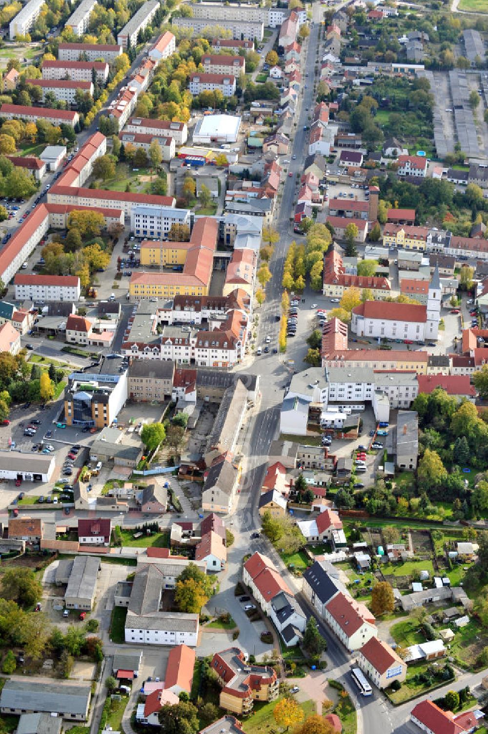 Seelow from above - Stadtansicht von Seelow an der Berliner Straße Ecke Frankfurter Straße mit der Stadt-Kirche am Puschkinplatz. City scape of Seelow at the street Berliner Strasse and Frankfurter Strasse close by the church at the publice square Puschkinplatz.