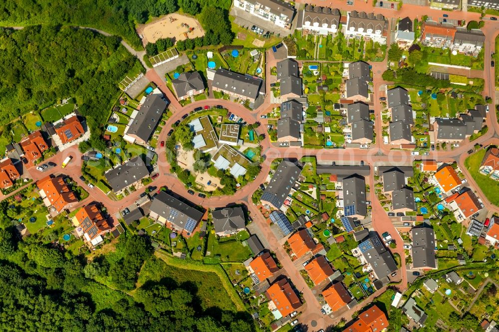 Aerial image Bottrop - Kindergarden Boy in a housing area in the street Im Johannestal in Bottrop in the state North Rhine-Westphalia