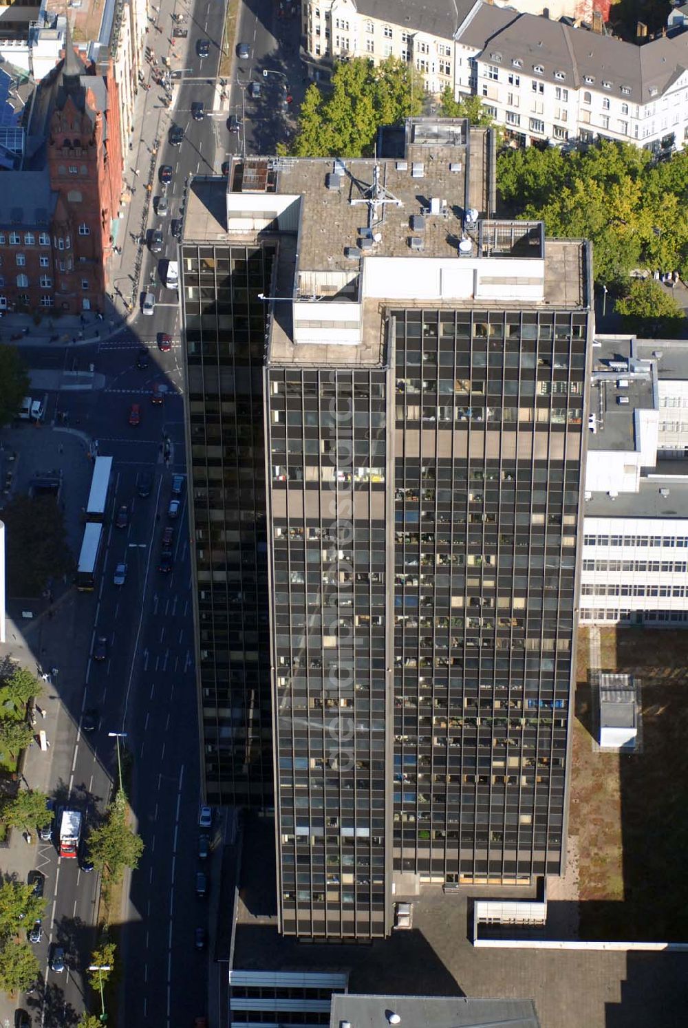 Aerial image Berlin-Steglitz - Blick auf den Steglitzer Kreisel - ein Gebäudekomplex mit Bürohochhaus in Berlin-Steglitz gegenüber dem Rathaus Steglitz. Den Hauptteil des Gebäudes bildet ein 30 Stockwerke hohes Verwaltungsgebäude, in dem das Bezirksamt Steglitz-Zehlendorf untergebracht ist. Kontakt: Bezirksamt Steglitz-Zehlendorf von Berlin - Schloßstraße 80, 12165 Berlin - Telefon (030) 90299-0