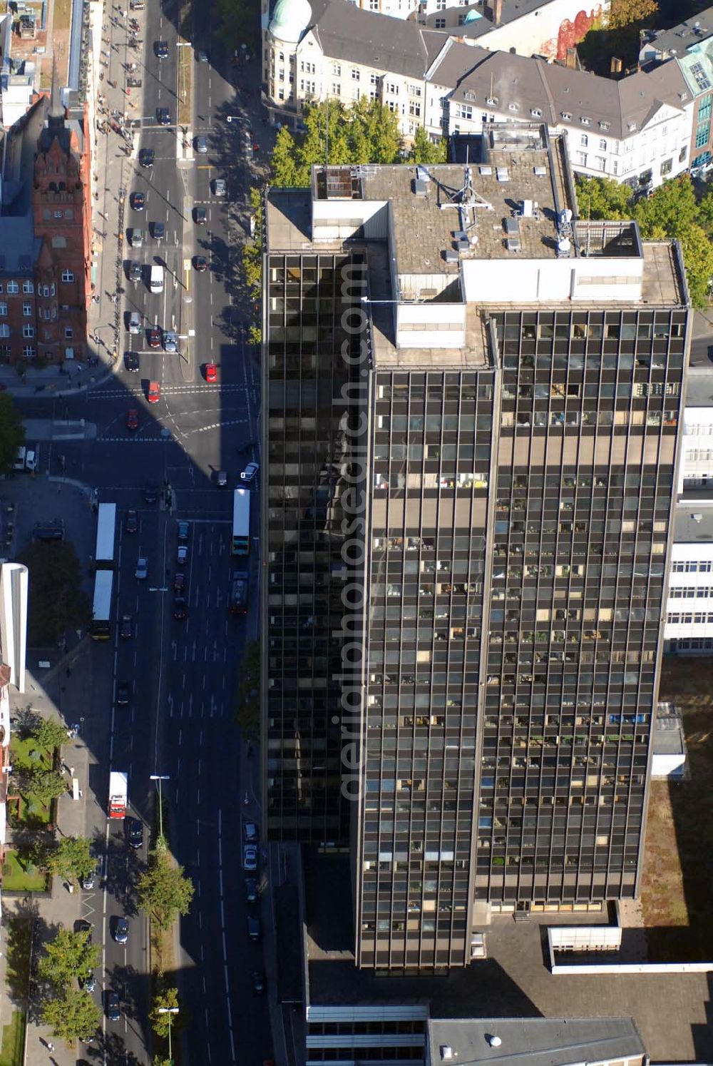 Aerial photograph Berlin-Steglitz - Blick auf den Steglitzer Kreisel - ein Gebäudekomplex mit Bürohochhaus in Berlin-Steglitz gegenüber dem Rathaus Steglitz. Den Hauptteil des Gebäudes bildet ein 30 Stockwerke hohes Verwaltungsgebäude, in dem das Bezirksamt Steglitz-Zehlendorf untergebracht ist. Kontakt: Bezirksamt Steglitz-Zehlendorf von Berlin - Schloßstraße 80, 12165 Berlin - Telefon (030) 90299-0