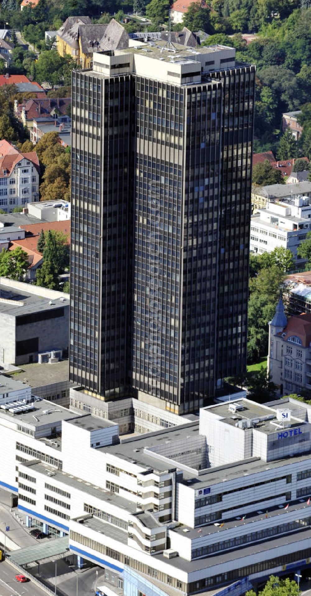 Aerial image Berlin - Blick auf den Steglitzer Kreisel , einen Gebäudekomplex mit Bürohochhaus im Berliner Ortsteil Steglitz. 2006 hatte der Berliner Senat beschlossen, das Bürohochhaus aufzugeben und die dort beschäftigten Mitarbeiter des Bezirksamts Steglitz-Zehlendorf in an deren landeseigenen Immobilien unterzubringen. 2007 wurde das Haus geräumt und steht derzeit leer. Die Berliner Finanzverwaltung und der Liegenschaftsfonds hatten vergeblich versucht, das Gebäude im jetzigen Zustand zu verkaufen. Die weitere Nutzung ist ungeklärt, neben dem Verkauf an Wolfgang Gerbere Investoren wird auch ein Abriss nicht ausgeschlossen. View of the Steglitzer Kreisel, a complex of office tower at the Berlin district of Steglitz.