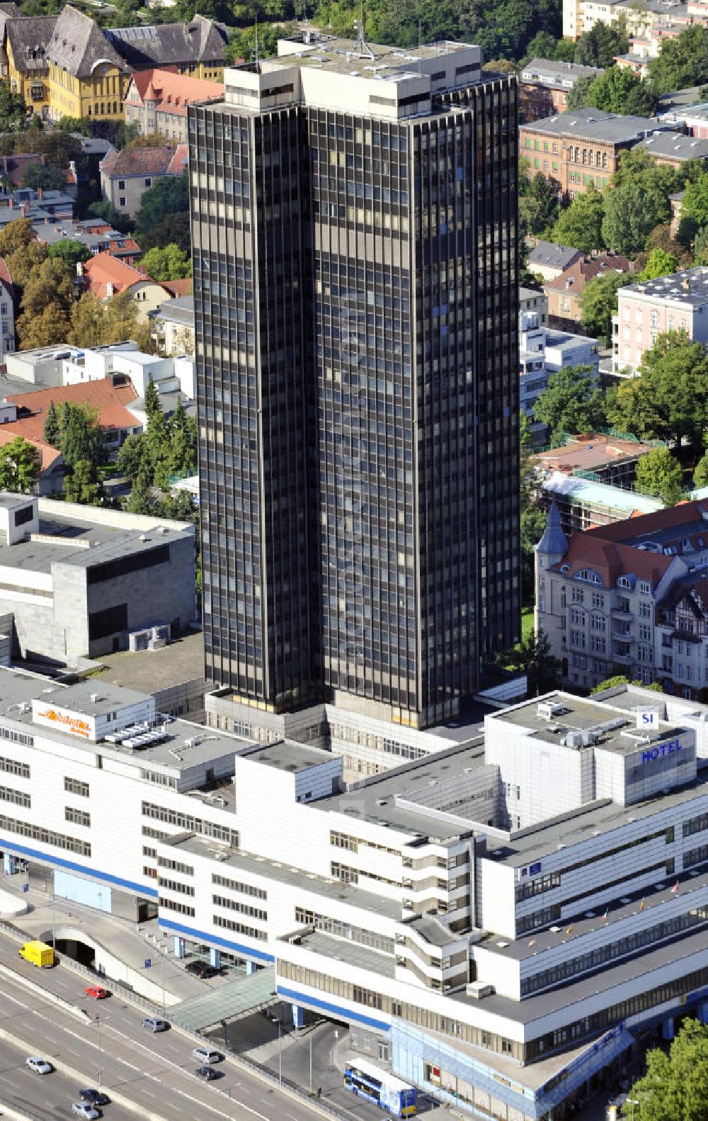 Aerial photograph Berlin - Blick auf den Steglitzer Kreisel , einen Gebäudekomplex mit Bürohochhaus im Berliner Ortsteil Steglitz. 2006 hatte der Berliner Senat beschlossen, das Bürohochhaus aufzugeben und die dort beschäftigten Mitarbeiter des Bezirksamts Steglitz-Zehlendorf in an deren landeseigenen Immobilien unterzubringen. 2007 wurde das Haus geräumt und steht derzeit leer. Die Berliner Finanzverwaltung und der Liegenschaftsfonds hatten vergeblich versucht, das Gebäude im jetzigen Zustand zu verkaufen. Die weitere Nutzung ist ungeklärt, neben dem Verkauf an Wolfgang Gerbere Investoren wird auch ein Abriss nicht ausgeschlossen. View of the Steglitzer Kreisel, a complex of office tower at the Berlin district of Steglitz.