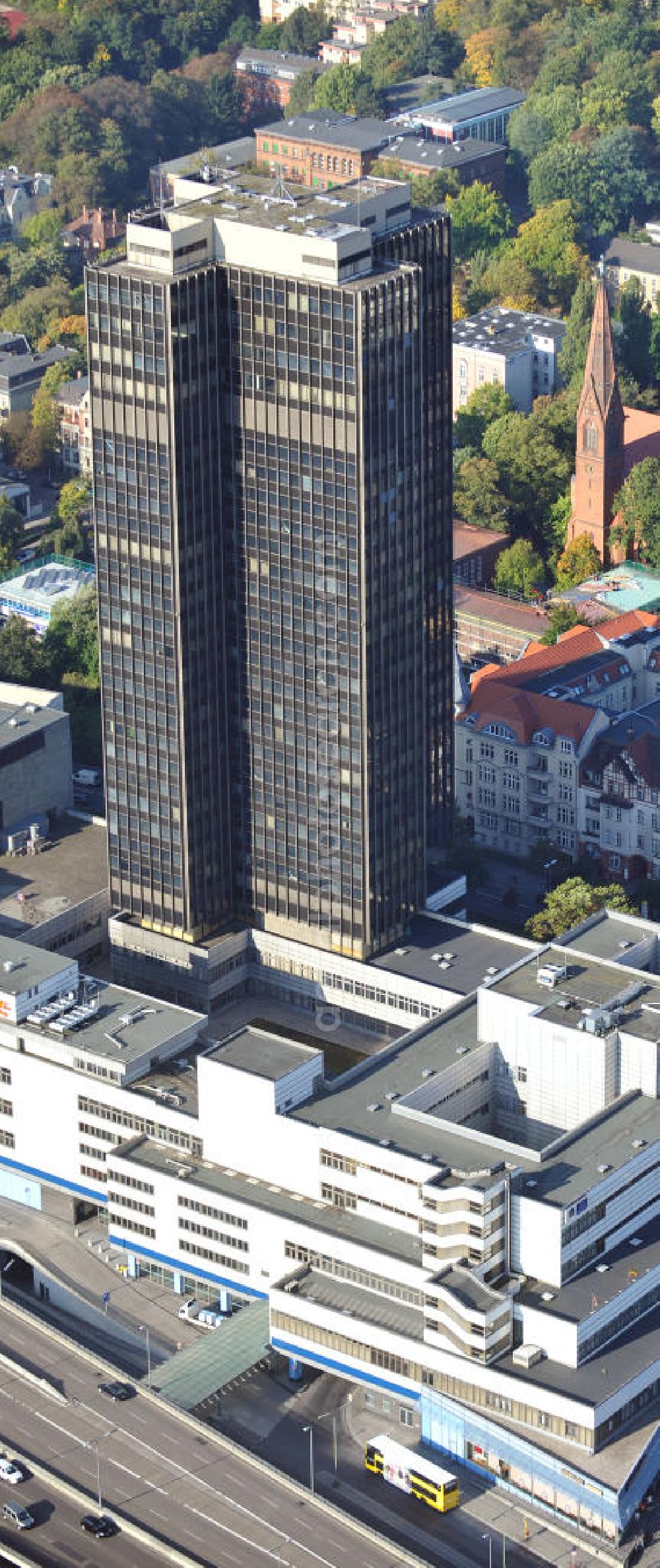 Aerial photograph Berlin - Blick auf den Steglitzer Kreisel , einen Gebäudekomplex mit Bürohochhaus im Berliner Ortsteil Steglitz. 2006 hatte der Berliner Senat beschlossen, das Bürohochhaus aufzugeben und die dort beschäftigten Mitarbeiter des Bezirksamts Steglitz-Zehlendorf in an deren landeseigenen Immobilien unterzubringen. 2007 wurde das Haus geräumt und steht derzeit leer. Die Berliner Finanzverwaltung und der Liegenschaftsfonds hatten vergeblich versucht, das Gebäude im jetzigen Zustand zu verkaufen. Die weitere Nutzung ist ungeklärt, neben dem Verkauf an Wolfgang Gerbere Investoren wird auch ein Abriss nicht ausgeschlossen. View of the Steglitzer Kreisel, a complex of office tower at the Berlin district of Steglitz.