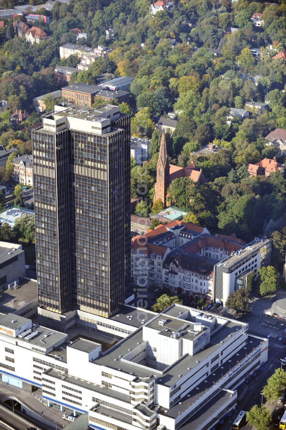 Berlin from above - Blick auf den Steglitzer Kreisel , einen Gebäudekomplex mit Bürohochhaus im Berliner Ortsteil Steglitz. 2006 hatte der Berliner Senat beschlossen, das Bürohochhaus aufzugeben und die dort beschäftigten Mitarbeiter des Bezirksamts Steglitz-Zehlendorf in an deren landeseigenen Immobilien unterzubringen. 2007 wurde das Haus geräumt und steht derzeit leer. Die Berliner Finanzverwaltung und der Liegenschaftsfonds hatten vergeblich versucht, das Gebäude im jetzigen Zustand zu verkaufen. Die weitere Nutzung ist ungeklärt, neben dem Verkauf an Wolfgang Gerbere Investoren wird auch ein Abriss nicht ausgeschlossen. View of the Steglitzer Kreisel, a complex of office tower at the Berlin district of Steglitz.