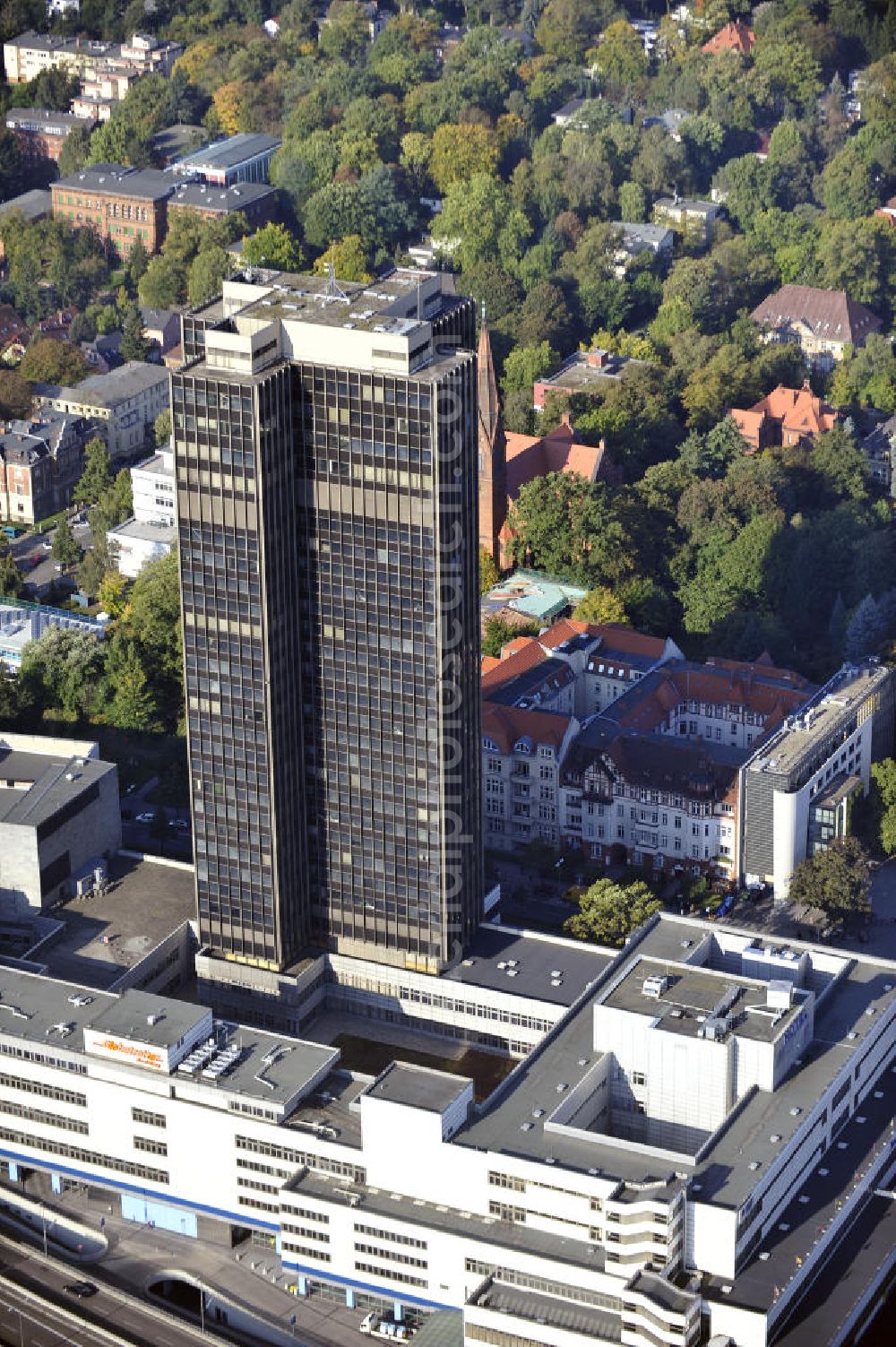 Berlin from the bird's eye view: Blick auf den Steglitzer Kreisel , einen Gebäudekomplex mit Bürohochhaus im Berliner Ortsteil Steglitz. 2006 hatte der Berliner Senat beschlossen, das Bürohochhaus aufzugeben und die dort beschäftigten Mitarbeiter des Bezirksamts Steglitz-Zehlendorf in an deren landeseigenen Immobilien unterzubringen. 2007 wurde das Haus geräumt und steht derzeit leer. Die Berliner Finanzverwaltung und der Liegenschaftsfonds hatten vergeblich versucht, das Gebäude im jetzigen Zustand zu verkaufen. Die weitere Nutzung ist ungeklärt, neben dem Verkauf an Wolfgang Gerbere Investoren wird auch ein Abriss nicht ausgeschlossen. View of the Steglitzer Kreisel, a complex of office tower at the Berlin district of Steglitz.