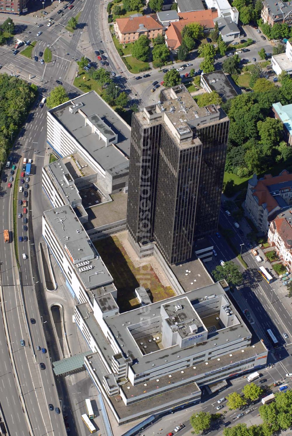 Aerial photograph Berlin Steglitz - BERLIN-Steglitz Die Zukunft des asbestverseuchten Steglitzer Kreisels ist jetzt offenbar eine Entscheidung in Sicht. Nach Informationen der Berliner Morgenpost haben sich die Berliner Finanzverwaltung und die Miteigentümergesellschaft Becker & Kries auf einen Abriß des Hochhauses verständigt, der bereits im Jahr 2008 beginnen könnte.