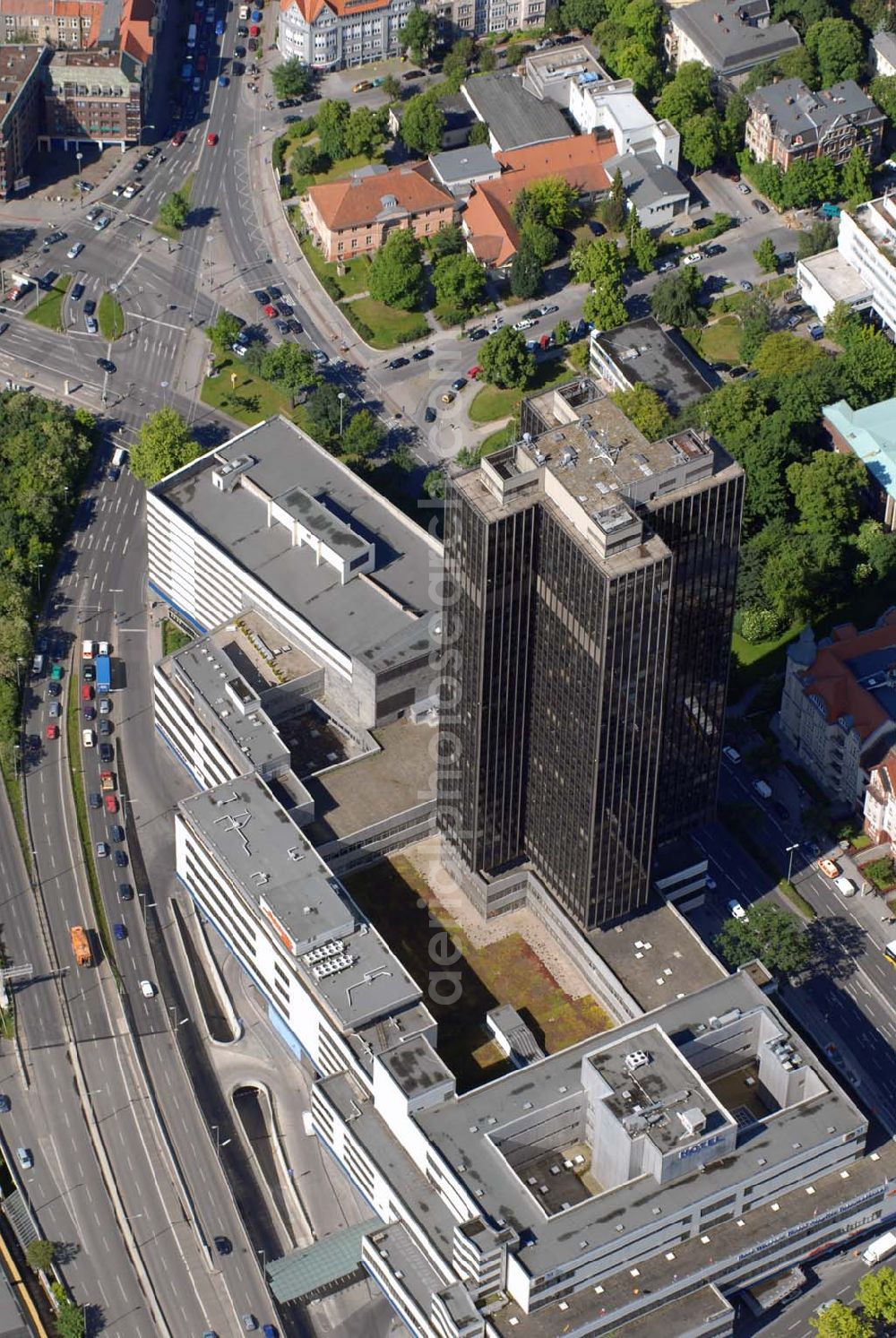 Berlin Steglitz from above - BERLIN-Steglitz Die Zukunft des asbestverseuchten Steglitzer Kreisels ist jetzt offenbar eine Entscheidung in Sicht. Nach Informationen der Berliner Morgenpost haben sich die Berliner Finanzverwaltung und die Miteigentümergesellschaft Becker & Kries auf einen Abriß des Hochhauses verständigt, der bereits im Jahr 2008 beginnen könnte.