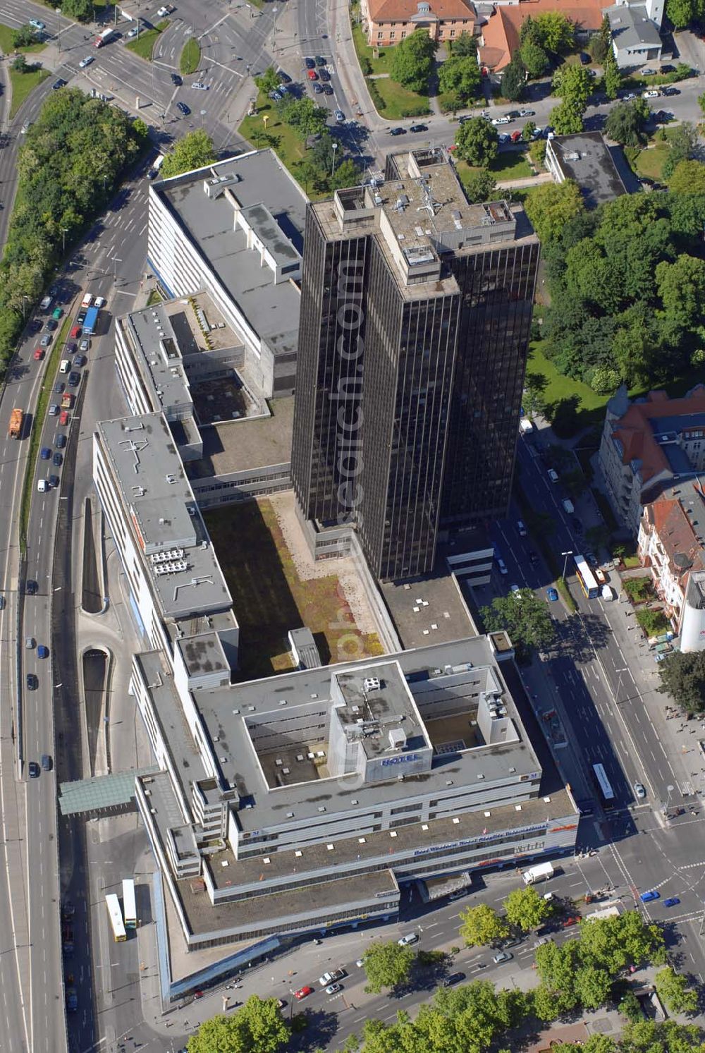 Berlin Steglitz from the bird's eye view: BERLIN-Steglitz Die Zukunft des asbestverseuchten Steglitzer Kreisels ist jetzt offenbar eine Entscheidung in Sicht. Nach Informationen der Berliner Morgenpost haben sich die Berliner Finanzverwaltung und die Miteigentümergesellschaft Becker & Kries auf einen Abriß des Hochhauses verständigt, der bereits im Jahr 2008 beginnen könnte.