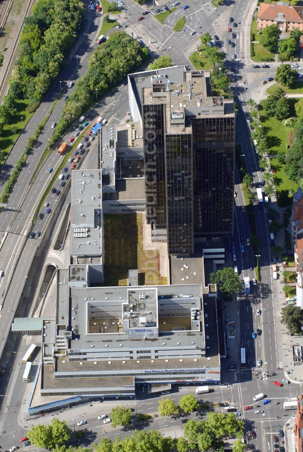 Aerial image Berlin Steglitz - BERLIN-Steglitz Die Zukunft des asbestverseuchten Steglitzer Kreisels ist jetzt offenbar eine Entscheidung in Sicht. Nach Informationen der Berliner Morgenpost haben sich die Berliner Finanzverwaltung und die Miteigentümergesellschaft Becker & Kries auf einen Abriß des Hochhauses verständigt, der bereits im Jahr 2008 beginnen könnte.