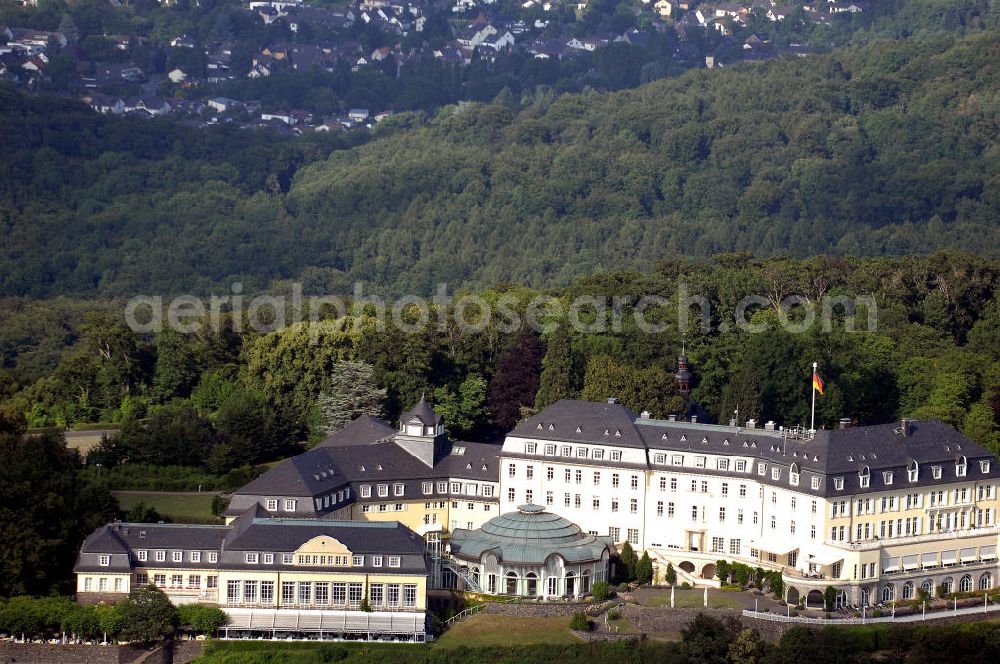 Aerial photograph Königswinter - Blick auf das ehemalige Gästehaus der Bundesregierung auf dem Petersberg bei Bonn. Der Petersberg ist einer der Berge des Siebengebirges bei Bonn. Er liegt auf dem Stadtgebiet von Königswinter östlich des Rheins auf einer Höhe von 331 Metern über dem Meeresspiegel. Große Bedeutung für die deutsche Nachkriegsgeschichte erlangte der Berg als Sitz der Alliierten Hohen Kommission, die sich aus den höchsten Vertretern der Siegermächte in Deutschland nach dem Zweiten Weltkrieg zusammensetzte und von 1949 bis 1955 bestand. Von 1955 bis 1969 und wieder seit 1990 dient das Grandhotel auf dem Petersberg als Gästehaus der Bundesrepublik Deutschland, das in unregelmäßigem Abstand Stätte von Konferenzen nationaler wie internationaler Ausstrahlung wurde. Das Hotel wird seit der Neueröffnung 1990 von der Steigenberger-Kette betrieben und kann von Privatpersonen gemietet werden. 2004 wurde der Managementvertrag zwischen Gästehaus Petersberg GmbH und der Hotelgruppe Steigenberger um 15 Jahre verlängert.