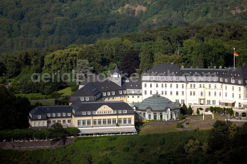 Königswinter from above - Blick auf das ehemalige Gästehaus der Bundesregierung auf dem Petersberg bei Bonn. Der Petersberg ist einer der Berge des Siebengebirges bei Bonn. Er liegt auf dem Stadtgebiet von Königswinter östlich des Rheins auf einer Höhe von 331 Metern über dem Meeresspiegel. Große Bedeutung für die deutsche Nachkriegsgeschichte erlangte der Berg als Sitz der Alliierten Hohen Kommission, die sich aus den höchsten Vertretern der Siegermächte in Deutschland nach dem Zweiten Weltkrieg zusammensetzte und von 1949 bis 1955 bestand. Von 1955 bis 1969 und wieder seit 1990 dient das Grandhotel auf dem Petersberg als Gästehaus der Bundesrepublik Deutschland, das in unregelmäßigem Abstand Stätte von Konferenzen nationaler wie internationaler Ausstrahlung wurde. Das Hotel wird seit der Neueröffnung 1990 von der Steigenberger-Kette betrieben und kann von Privatpersonen gemietet werden. 2004 wurde der Managementvertrag zwischen Gästehaus Petersberg GmbH und der Hotelgruppe Steigenberger um 15 Jahre verlängert.