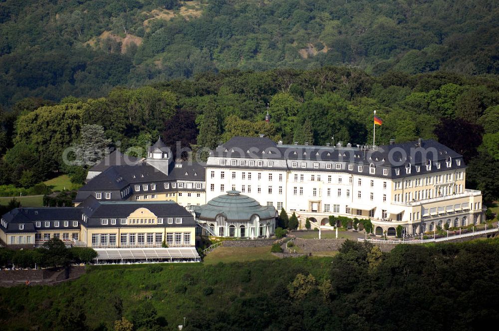 Aerial image Königswinter - Blick auf das ehemalige Gästehaus der Bundesregierung auf dem Petersberg bei Bonn. Der Petersberg ist einer der Berge des Siebengebirges bei Bonn. Er liegt auf dem Stadtgebiet von Königswinter östlich des Rheins auf einer Höhe von 331 Metern über dem Meeresspiegel. Große Bedeutung für die deutsche Nachkriegsgeschichte erlangte der Berg als Sitz der Alliierten Hohen Kommission, die sich aus den höchsten Vertretern der Siegermächte in Deutschland nach dem Zweiten Weltkrieg zusammensetzte und von 1949 bis 1955 bestand. Von 1955 bis 1969 und wieder seit 1990 dient das Grandhotel auf dem Petersberg als Gästehaus der Bundesrepublik Deutschland, das in unregelmäßigem Abstand Stätte von Konferenzen nationaler wie internationaler Ausstrahlung wurde. Das Hotel wird seit der Neueröffnung 1990 von der Steigenberger-Kette betrieben und kann von Privatpersonen gemietet werden. 2004 wurde der Managementvertrag zwischen Gästehaus Petersberg GmbH und der Hotelgruppe Steigenberger um 15 Jahre verlängert.