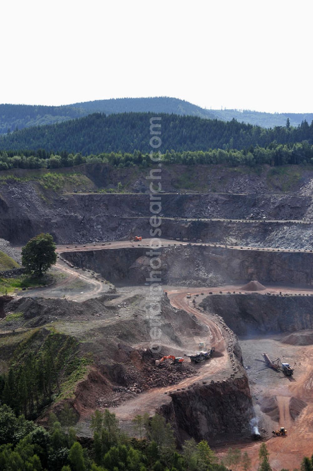 Aerial photograph Tabarz - Der Steinbruch der Hartsteinwerk Tabarz Fritz Neuland GmbH & Co. Natursteinvertrieb KG am Inselberg. The quarry of Hartsteinwerk Tabarz Fritz Neuland GmbH & Co. KG Natursteinvertrieb on the Inselberg.