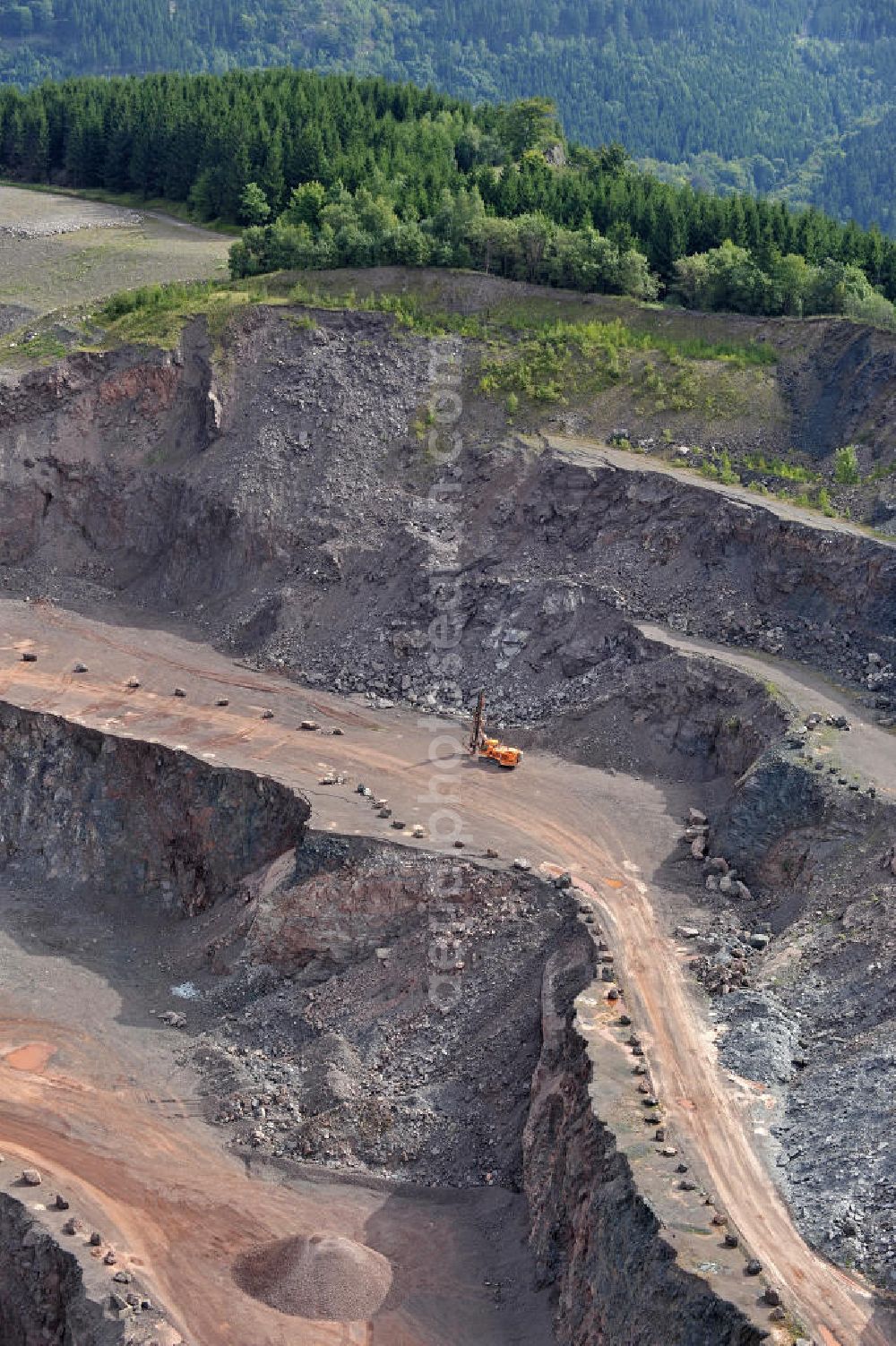 Tabarz from the bird's eye view: Der Steinbruch der Hartsteinwerk Tabarz Fritz Neuland GmbH & Co. Natursteinvertrieb KG am Inselberg. The quarry of Hartsteinwerk Tabarz Fritz Neuland GmbH & Co. KG Natursteinvertrieb on the Inselberg.