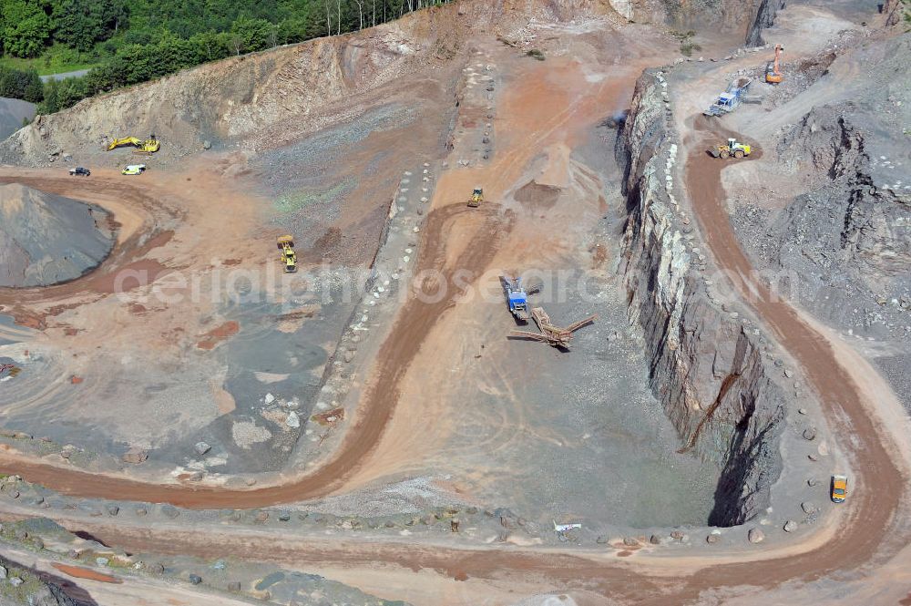 Aerial photograph Tabarz - Der Steinbruch der Hartsteinwerk Tabarz Fritz Neuland GmbH & Co. Natursteinvertrieb KG am Inselberg. The quarry of Hartsteinwerk Tabarz Fritz Neuland GmbH & Co. KG Natursteinvertrieb on the Inselberg.