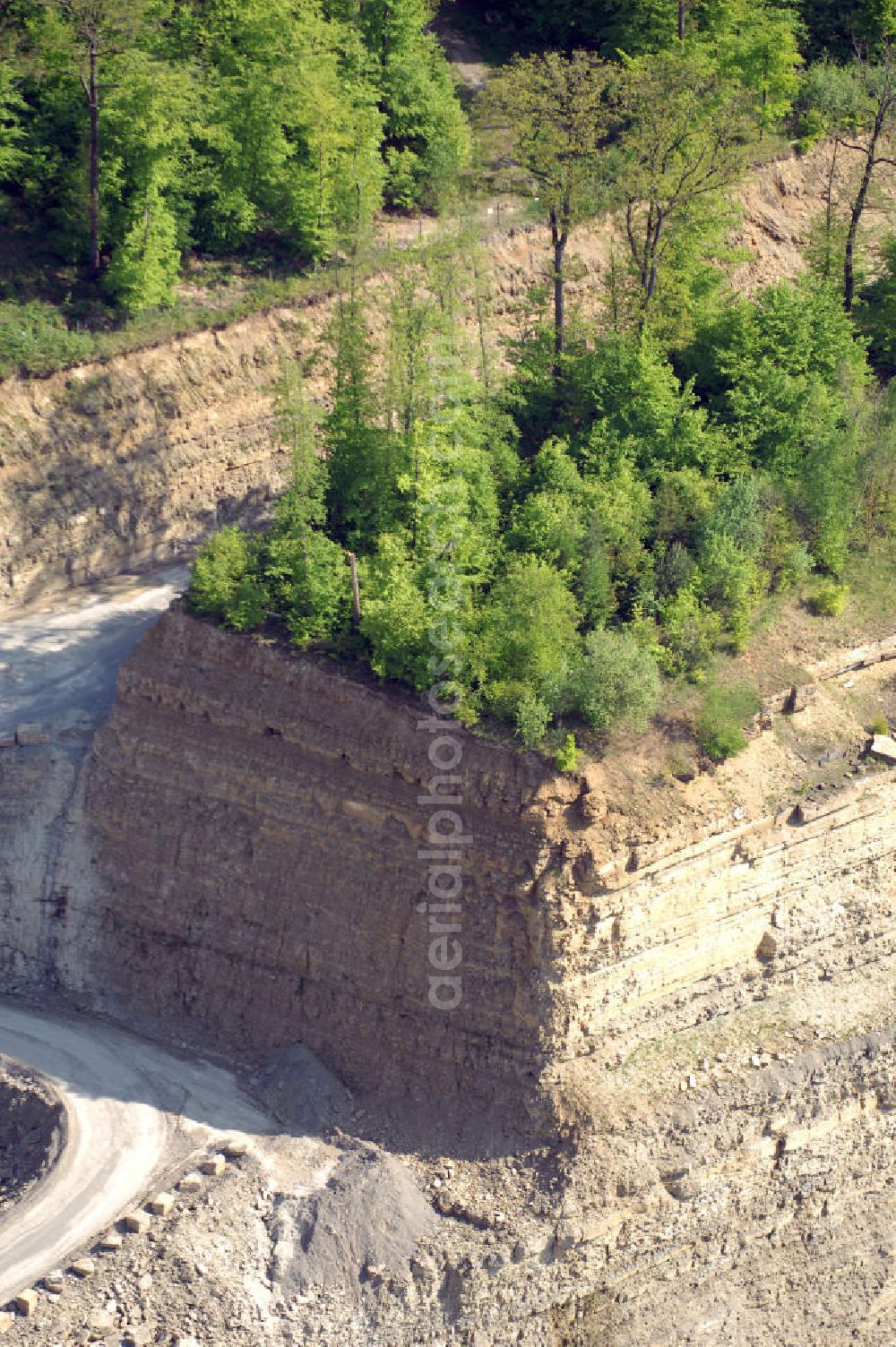 Gundelsheim from the bird's eye view: Steinbruch der Gundelsheimer Marmorwerke. Der großflächige Steinbruch wird ständig erweitert und z. B. für Bodenplatten oder auch Fenstersimse in Innenbereichen abgebaut. Kontakt: Gundelsheimer Marmorwerk GmbH & Co KG, Solnhofer Bruch 9, 91807 Solnhofen, Tel.: +49(0)9145 601 400, Fax: +49(0)9145 601 444, Achim Walder: