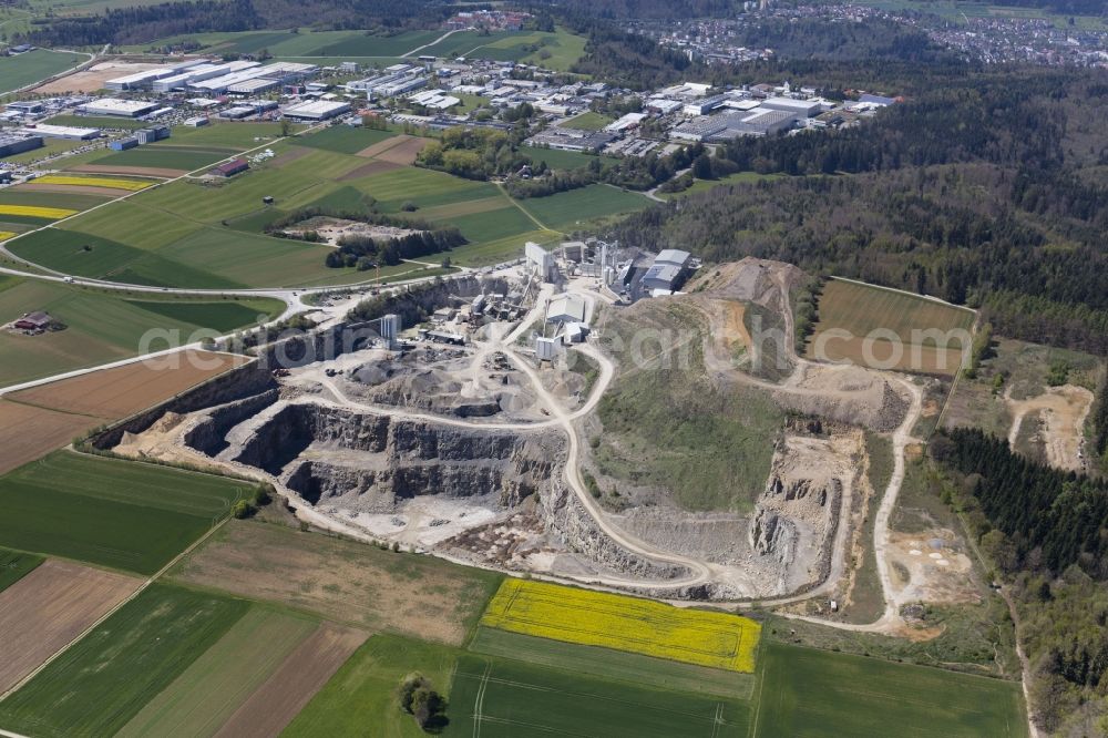 Mötzingen from the bird's eye view: Quarry for the mining and handling of Schotterwerk Moetzingen in the state Baden-Wuerttemberg, Germany