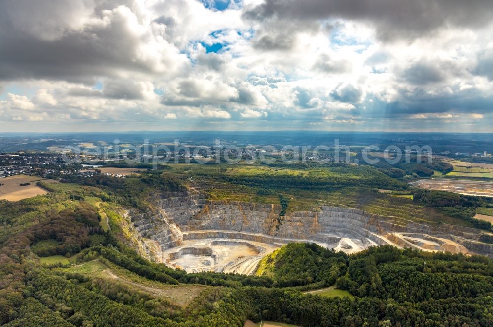 Wülfrath from the bird's eye view: Quarry for the mining and handling of limestone in the district Ruetzkausen in Wuelfrath in the state North Rhine-Westphalia, Germany