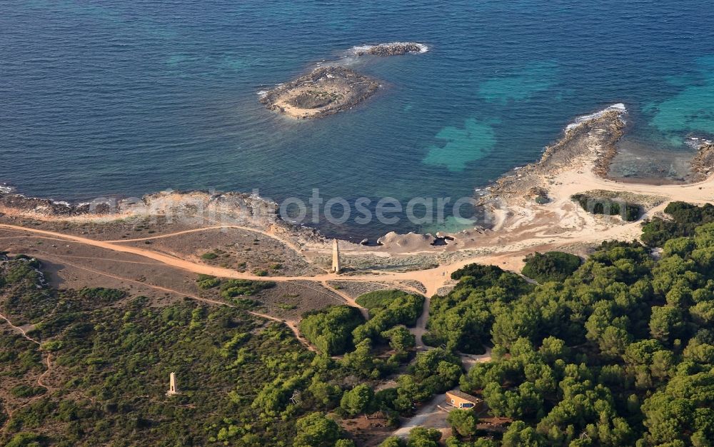 Aerial photograph Son Sierra de Marina - Stony beach landscape on the coast with Obelisk and tower- remains of Marine in Son Sierra de Marina in Balearic Islands, Spain