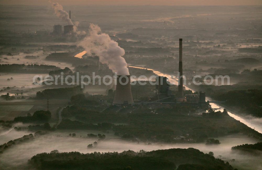 Aerial photograph Bergkamen - Blick auf das Steinkohlekraftwerk in Bergkamen. Evonik Steag GmbH betreibt am Standort Bergkamen direkt am Datteln-Hamm-Kanal gemeinsam mit RWE Power AG ein Steinkohlekraftwerk zur Erzeugung von Strom und Fernwaerme. Bergkamen coal power plant.