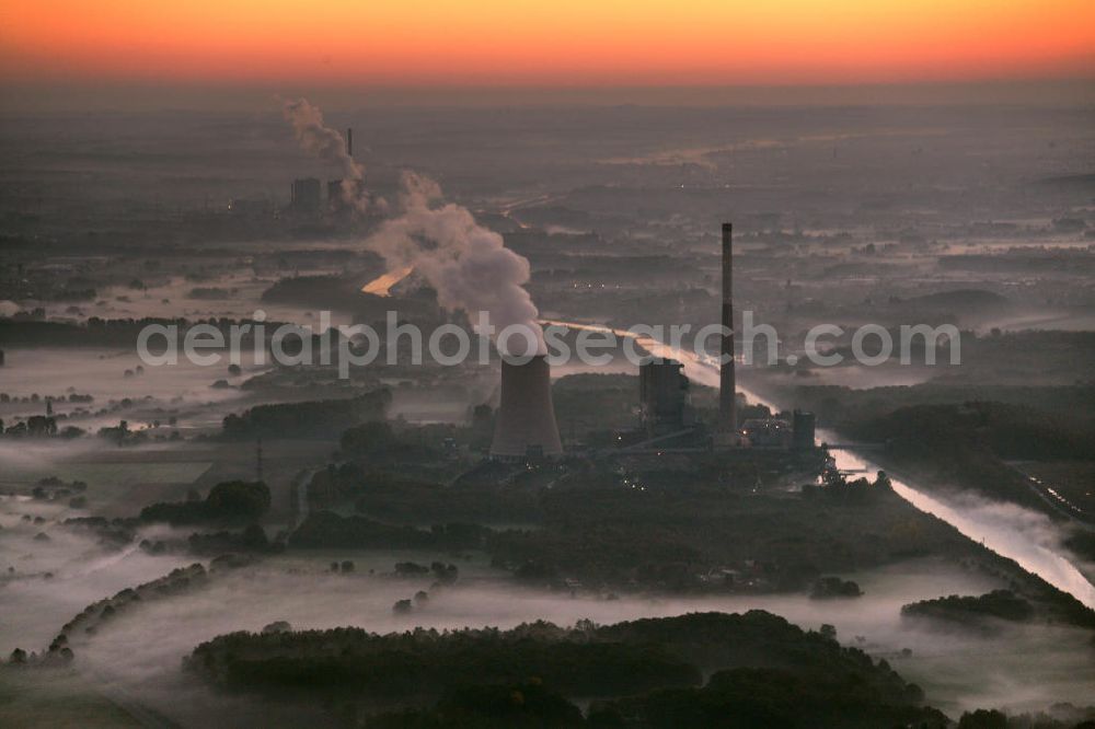 Bergkamen from above - Blick auf das Steinkohlekraftwerk in Bergkamen. Evonik Steag GmbH betreibt am Standort Bergkamen direkt am Datteln-Hamm-Kanal gemeinsam mit RWE Power AG ein Steinkohlekraftwerk zur Erzeugung von Strom und Fernwaerme. Bergkamen coal power plant.