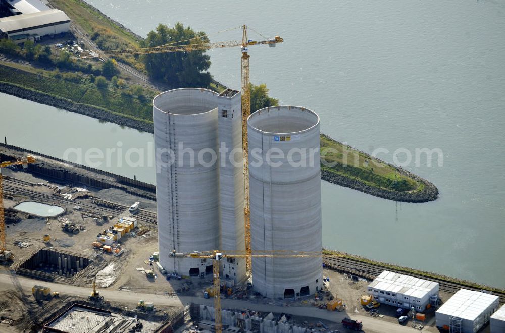 Mannheim from above - Blick auf die Erweiterungsarbeiten am Steinkohlekraftwerk Mannheim in Baden-Württemberg. Das Kraftwerk am Rhein wurde 1923 von der Grosskraftwerk Mannheim Aktiengesellschaft GKM gegründet. Zur Zeit wird ein neuer Block 9 errichtet, der die Stromerzeugung steigern und später die Blöcke 3 und 4 ersetzen soll. Beteiligte Baufirmen sind die Züblin AG, Bilfinger Berger und die Heberger Bau AG. View to the construction work at the hard coal-fired power station Mannheim.