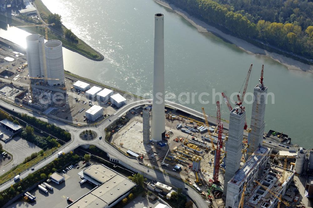 Aerial image Mannheim - Blick auf die Erweiterungsarbeiten am Steinkohlekraftwerk Mannheim in Baden-Württemberg. Das Kraftwerk am Rhein wurde 1923 von der Grosskraftwerk Mannheim Aktiengesellschaft GKM gegründet. Zur Zeit wird ein neuer Block 9 errichtet, der die Stromerzeugung steigern und später die Blöcke 3 und 4 ersetzen soll. Beteiligte Baufirmen sind die Züblin AG, Bilfinger Berger und die Heberger Bau AG. View to the construction work at the hard coal-fired power station Mannheim.